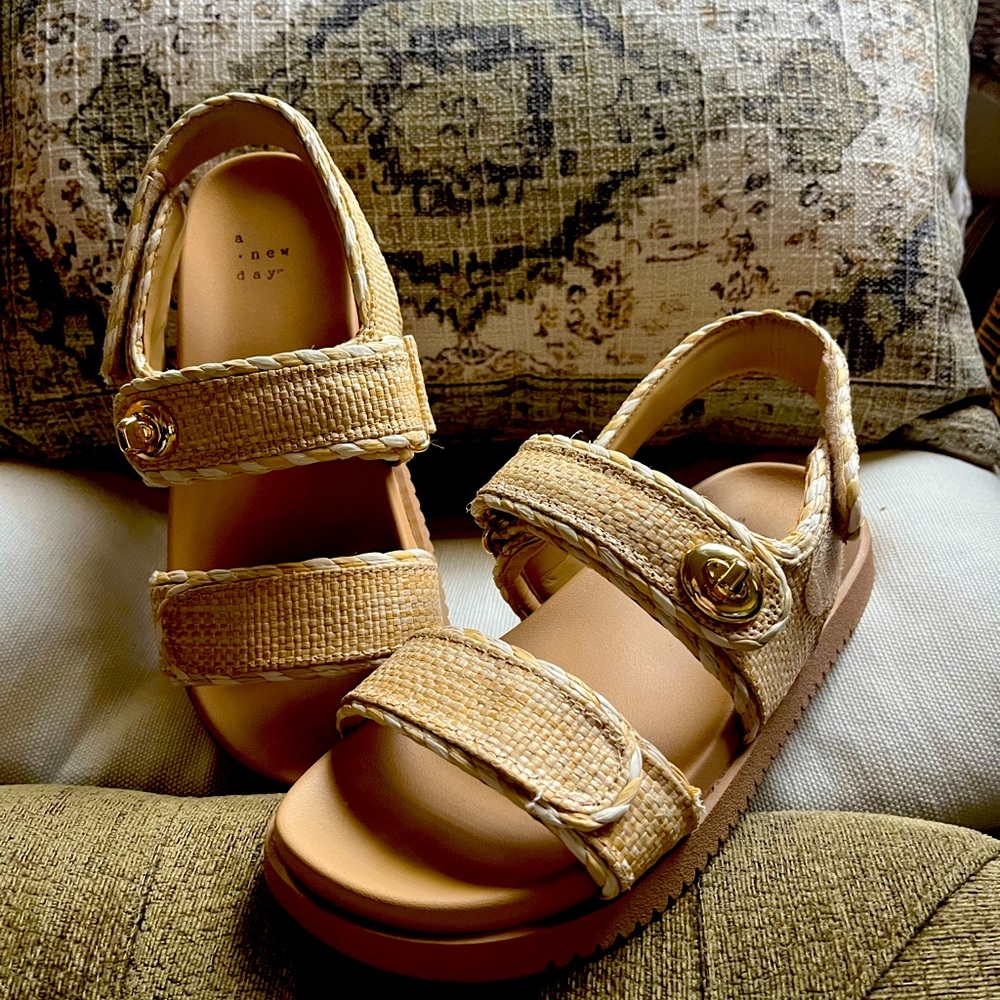 A new day, rattan, foot bed sandal